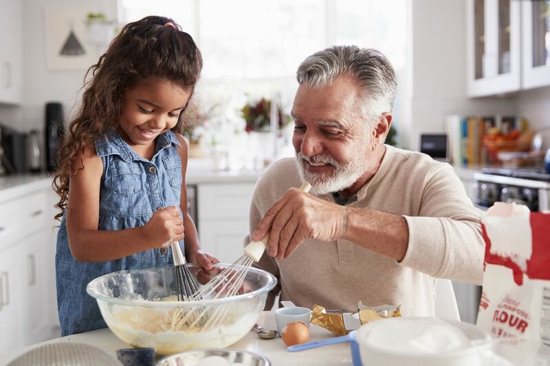 cuisine avec des enfants petits-enfants grand-père