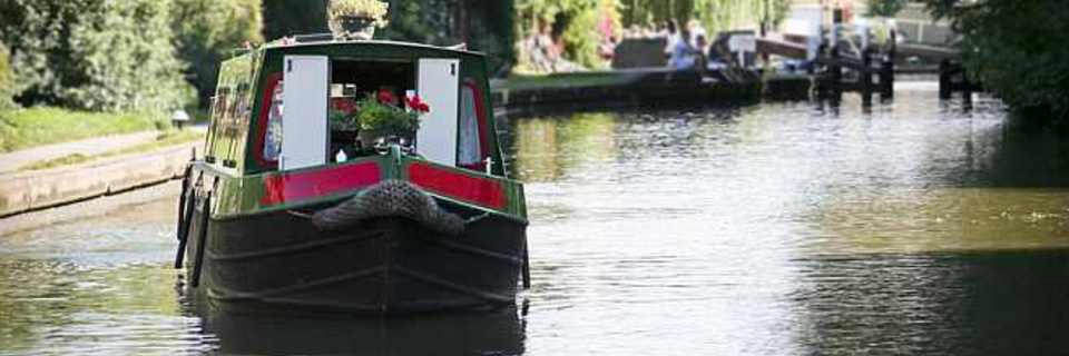 Nous avons testé des vacances sur une péniche sans permis !