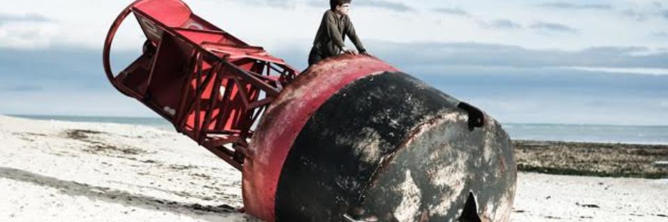 Deux enfants pensent jouer avec une bouée, mais c'est une bombe!