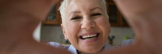 Sénior : comment trouver la meilleure mutuelle pour couvrir vos frais dentaires ?