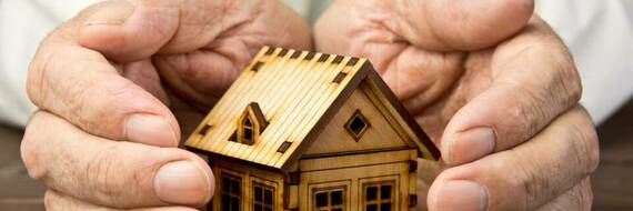 Comment rendre plus pratique une maison à étage pour un senior ?