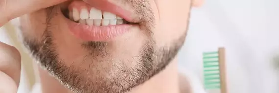 Utiliser une brosse à dents électrique avec des gencives sensibles : risques et conseils