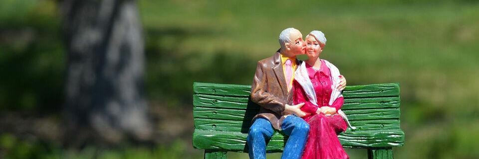 Top 5 des stratégies pour maintenir la communication et la connexion sociale chez les personnes âgées isolées.