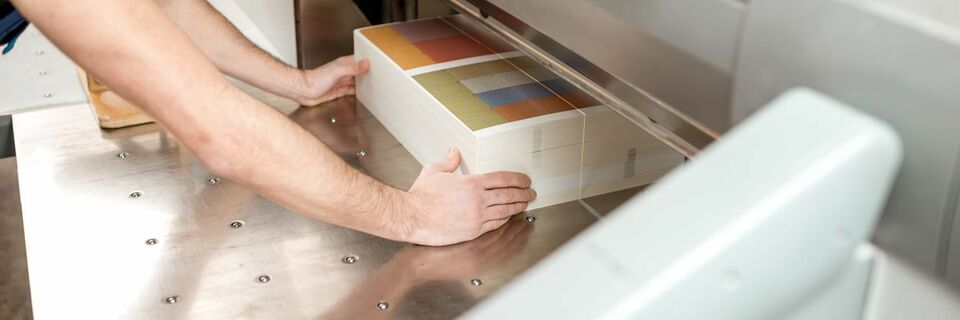 Impression Personnalisée Facile : Flyers, Cartes et Tableaux Grand Format