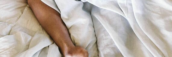 Tout savoir sur les crampes nocturnes : définition, causes, symptômes et solutions