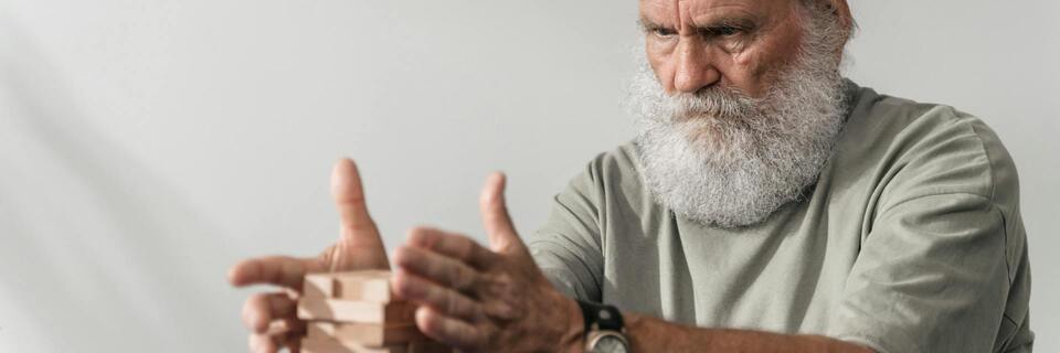 Soirée jeux à domicile pour seniors : moments de rires et précautions à ne pas oublier