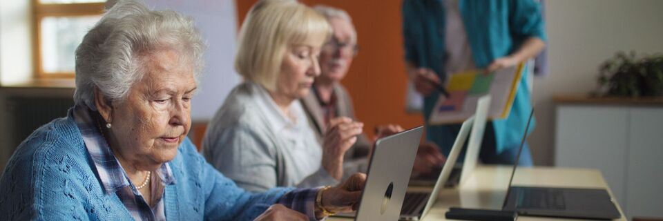 Passe-temps Digitaux pour Rester Mentalement Actif Après 50 Ans