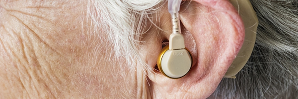 Appareils auditifs : mieux entendre après 50 ans, sans idées reçues