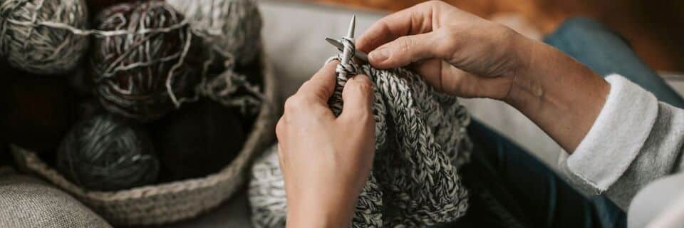Débuter le crochet après 60 ans : le guide rassurant pour se lancer
