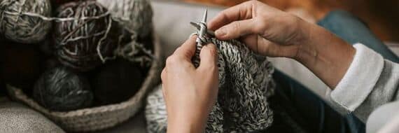 Débuter le crochet après 60 ans : le guide rassurant pour se lancer