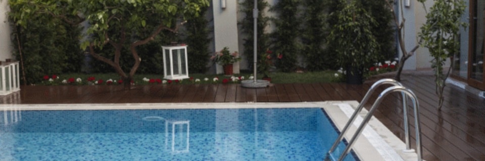 Excursions entre amis après 50 ans : pourquoi les hôtels avec piscine font toute la différence