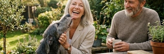 Adoption solidaire en 2026 : Pourquoi accueillir un animal âgé est le choix idéal pour votre retraite