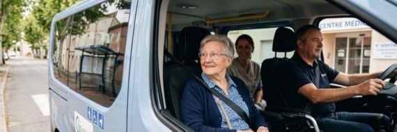 Rendez-vous médicaux : quelles solutions de transport pour les seniors qui ne conduisent plus ?