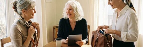 Rentrée : 3 coiffures simples et rapides pour cheveux matures